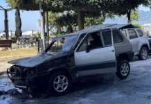 Paura sul Lungomare Colombo: auto prende fuoco, traffico in tilt Auto prende fuoco sul lungomare Colombo a Salerno, traffico in tilt