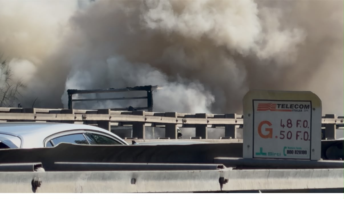 a2 furgone in fiamme a fratte problemi al traffico da Anteprima24.it a2 furgone in fiamme a fratte problemi al traffico