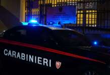 Tenta di uccidere il padre e aggredisce madre e fratello: arrestato