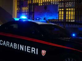 Tenta di uccidere il padre e aggredisce madre e fratello: arrestato