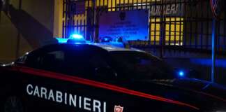Tenta di uccidere il padre e aggredisce madre e fratello: arrestato
