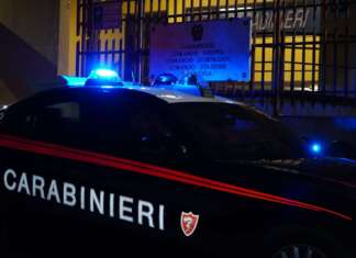 Tenta di uccidere il padre e aggredisce madre e fratello: arrestato