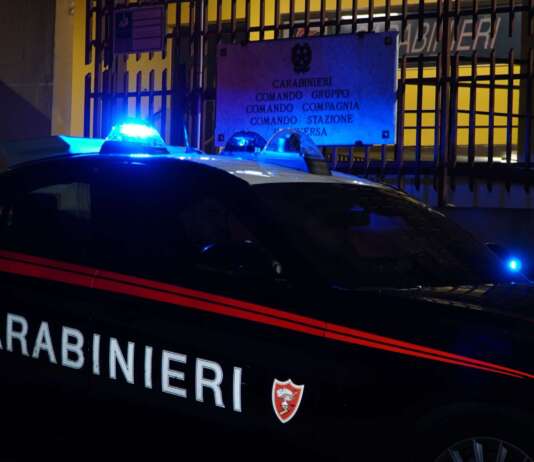 Tenta di uccidere il padre e aggredisce madre e fratello: arrestato