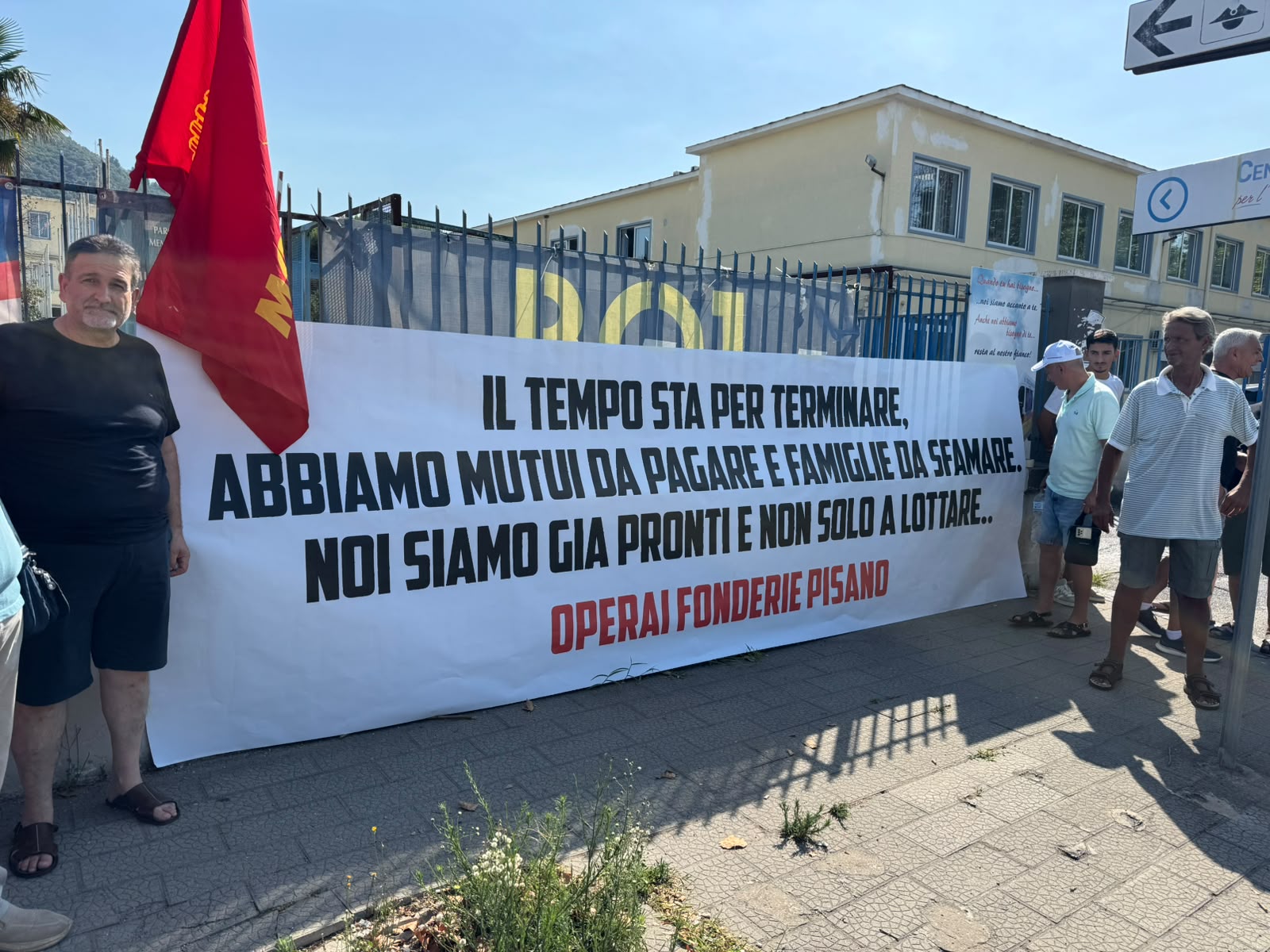 fonderie pisano protesta davanti alla sede della regione a salerno da Anteprima24.it fonderie pisano protesta davanti alla sede della regione a salerno