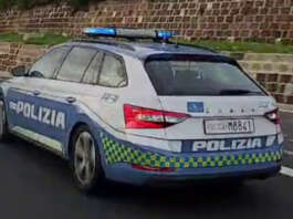 Razzia in scuola a Napoli, portati via materiali didattici