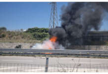 VIDEO/ Auto prende fuoco mentre è in marcia: paura per il conducente