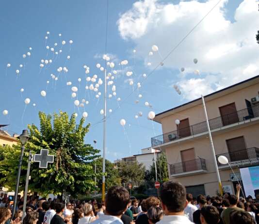 VIDEO/ Paupisi, l’ultimo saluto a Manuel: l’abbraccio di un’intera comunità Palloncini funerale Manuel Coletta