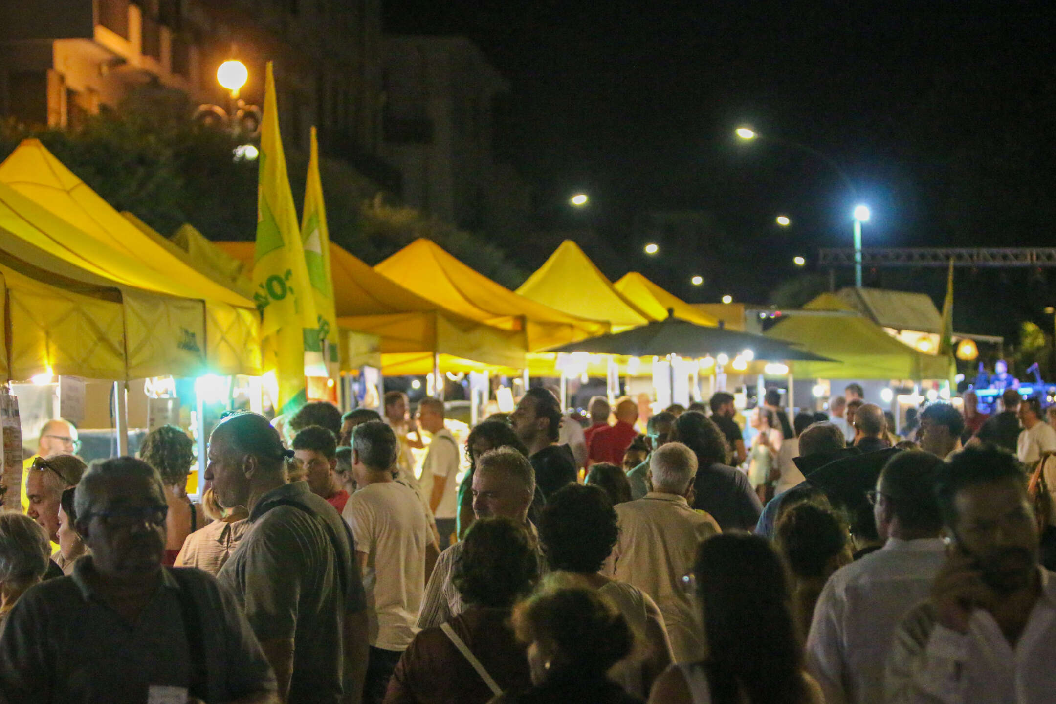 foto notti gialle di coldiretti grande successo per la prima serata benevento si veste di giallo da Anteprima24.it foto notti gialle di coldiretti grande successo per la prima serata benevento si veste di giallo