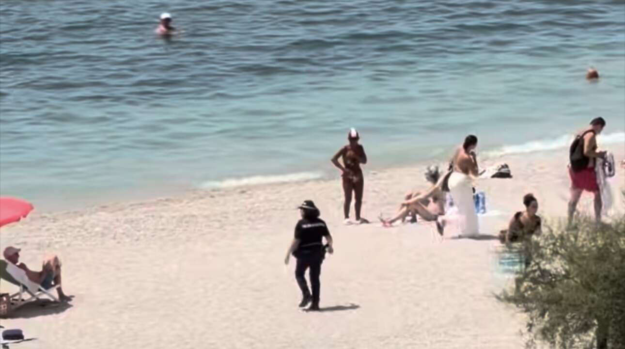universo beach polizia in spiaggia anche oggi divieto di ingresso da Anteprima24.it universo beach polizia in spiaggia anche oggi divieto di ingresso