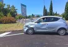 Impatto nei pressi di una rotatoria: ferito un centauro