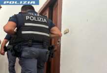 Salerno, si barrica in casa con un coltello insieme a un familiare: intervento della Polizia e dei negoziatori Salerno