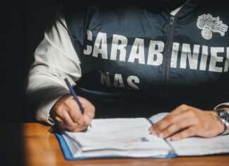 “C’è un verme nel pesce”: scattano i controlli alla mensa scolastica