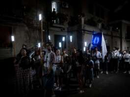 La processione diventa digitale, smartphone al posto dei lumini Processione digitale