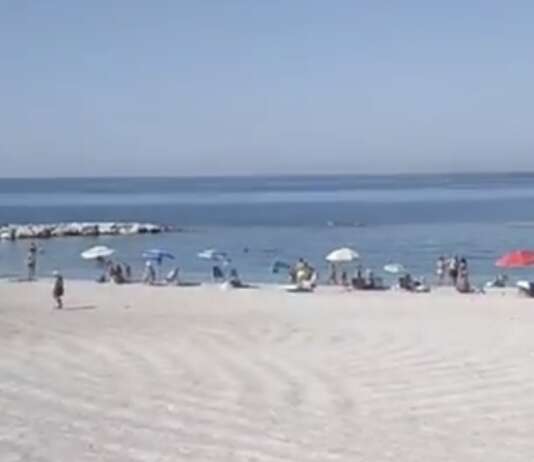 Universo Beach, tutti a mare nonostante i rischi igienici Universo Beach, gente in spiaggia nonostante i dati dell'Arpac