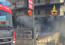 Incendio distrugge un’attività commerciale a Eboli, evacuata una palazzina