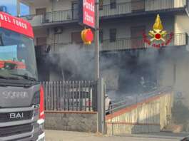 Incendio distrugge un’attività commerciale a Eboli, evacuata una palazzina