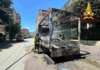 Autocarro in fiamme mentre è in transito: paura in strada