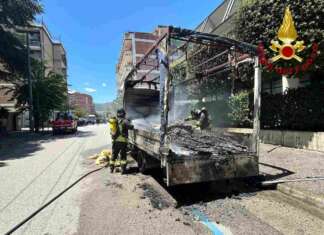 Autocarro in fiamme mentre è in transito: paura in strada
