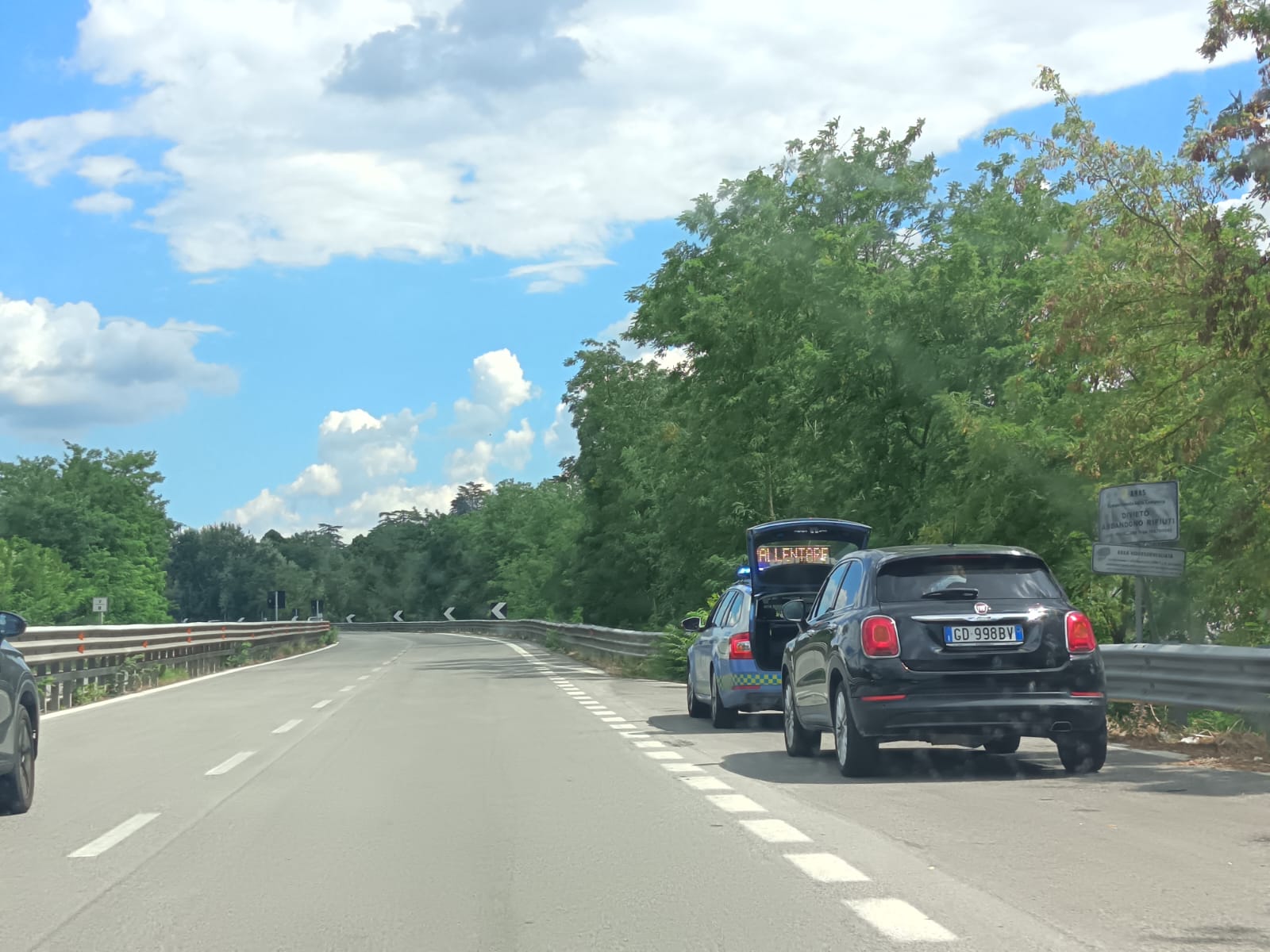 Uomo sul raccordo Benevento San Giorgio: resta senza carburante e viene soccorso Uomo sul raccordo Benevento San Giorgio: resta senza carburante e viene soccorso