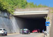 Schianto nella galleria della Fortorina: quattro auto coinvolte, strada chiusa e quattro feriti
