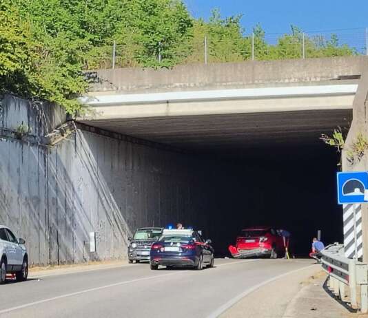 Schianto nella galleria della Fortorina: quattro auto coinvolte, strada chiusa e quattro feriti