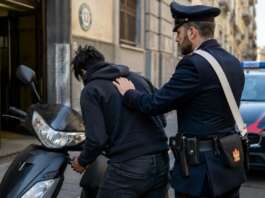 Prova a rubare uno scooter, ma aveva scelto il posto peggiore possibile
