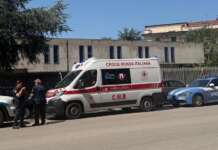Donna trovata morta sul marciapiede, indagini in corso: sul posto Squadra Mobile e magistrato