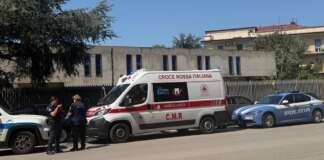 Donna trovata morta sul marciapiede, indagini in corso: sul posto Squadra Mobile e magistrato