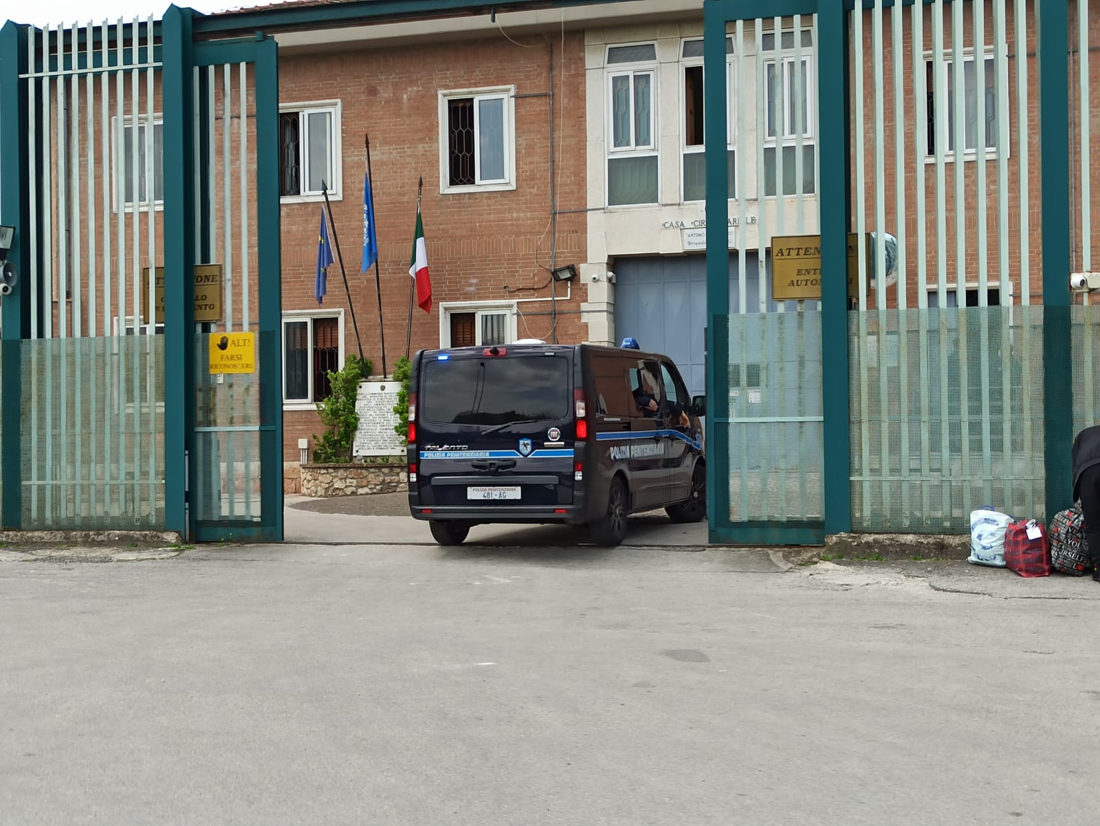 telefoni nascosti tra le tubature del carcere scatta il sequestro da Anteprima24.it telefoni nascosti tra le tubature del carcere scatta il sequestro