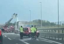 VIDEO/ Camion avvolto dalle fiamme: autostrada bloccata, traffico in tilt e chilometri di coda