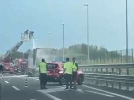 VIDEO/ Camion avvolto dalle fiamme: autostrada bloccata, traffico in tilt e chilometri di coda