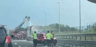 VIDEO/ Camion avvolto dalle fiamme: autostrada bloccata, traffico in tilt e chilometri di coda