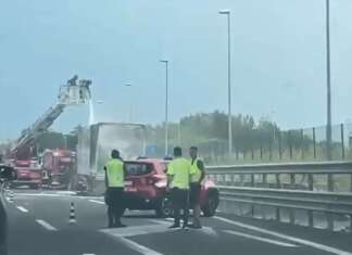 VIDEO/ Camion avvolto dalle fiamme: autostrada bloccata, traffico in tilt e chilometri di coda