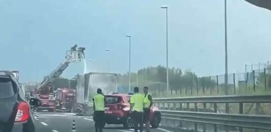 VIDEO/ Camion avvolto dalle fiamme: autostrada bloccata, traffico in tilt e chilometri di coda