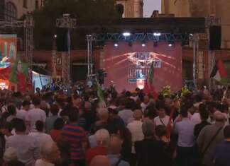 Napoli, Campo Largo contestato: tensione in piazza del Gesù, e Meloni solidarizza coi leader