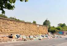 Napoli, discarica illegale all’ingresso del cimitero: “Oltraggio a defunti” Discarica abusiva nei pressi del cimitero a Poggioreale