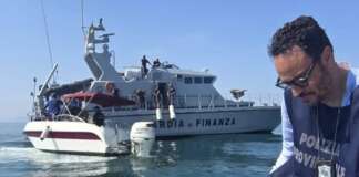 Gli sequestrano l’auto, lui si scaglia contro gli agenti: denunciato