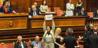 VIDEO/ “Fuori le chat”, la senatrice Bilotti incalza la maggioranza sul caso Delmastro