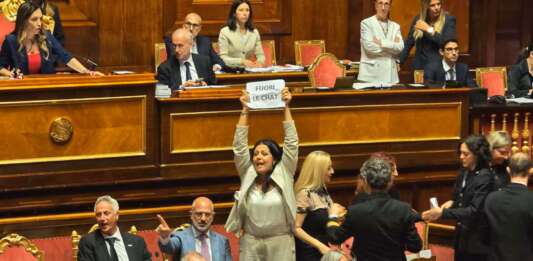 VIDEO/ “Fuori le chat”, la senatrice Bilotti incalza la maggioranza sul caso Delmastro