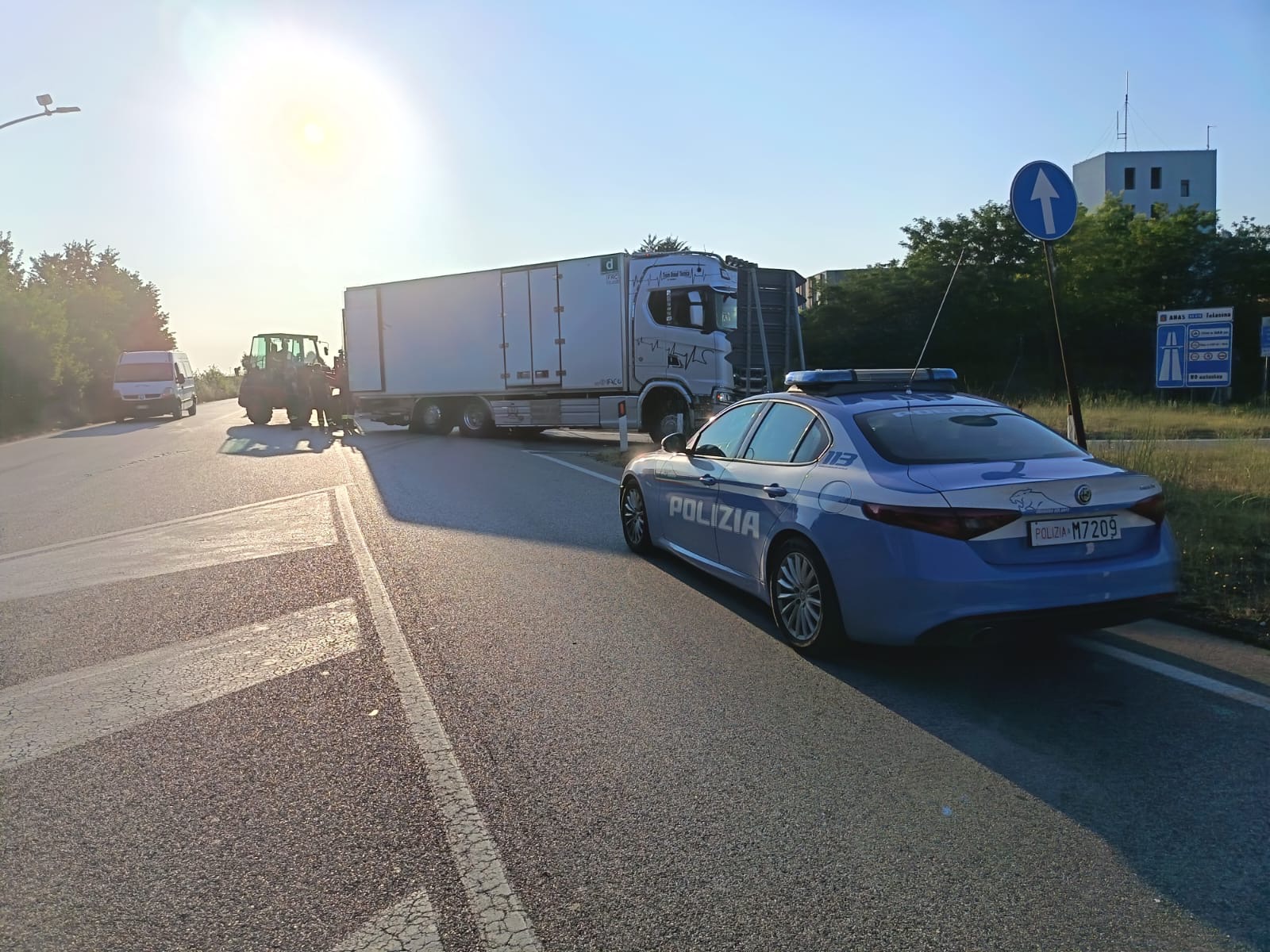 tir resta incastrato allo svincolo del raccordo benevento caianello traffico rallentato da Anteprima24.it tir resta incastrato allo svincolo del raccordo benevento caianello traffico rallentato