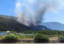 Fumo nero e canadair in volo tra Sarno e Palma Campania