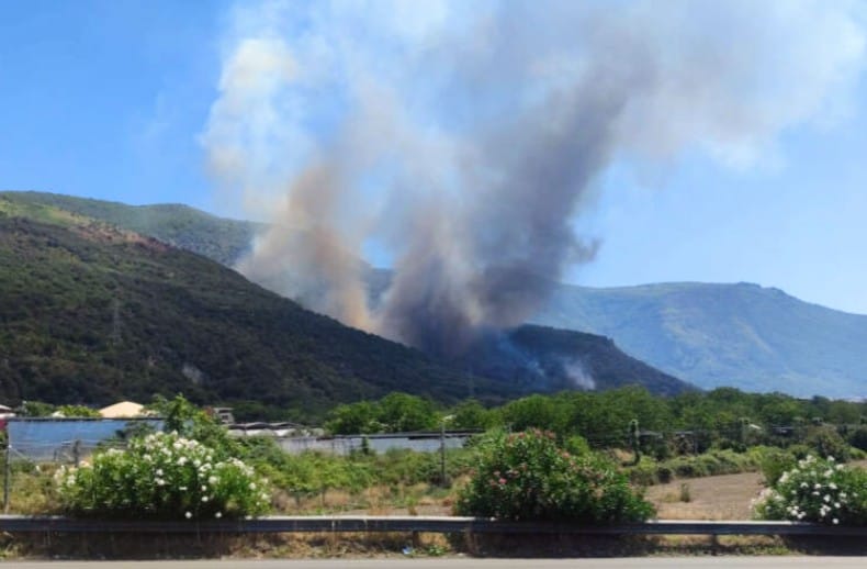 fumo nero e canadair in volo tra sarno e palma campania da Anteprima24.it fumo nero e canadair in volo tra sarno e palma campania