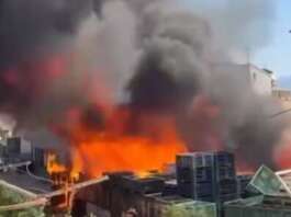 Incendio in una fabbrica di elettrodomestici: nube tossica, scatta l’allerta a Striano