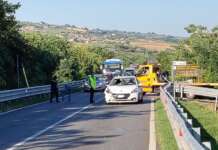 Strada Statale 90 Bis, scontro auto-moto: due le persone ferite