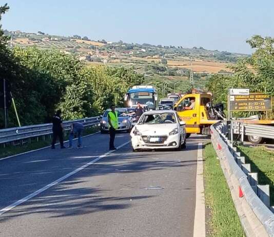 Strada Statale 90 Bis, scontro auto-moto: due le persone ferite