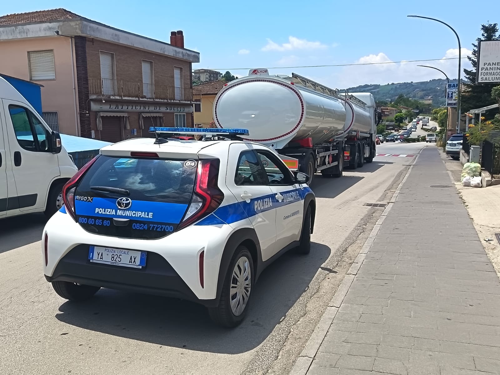tir in panne lungo via napoli traffico in tilt da Anteprima24.it tir in panne lungo via napoli traffico in tilt