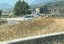 Incidente lungo la Telesina: auto prende lo svincolo in pieno
