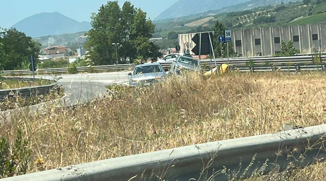 incidente lungo la telesina auto prende lo svincolo in pieno da Anteprima24.it incidente lungo la telesina auto prende lo svincolo in pieno