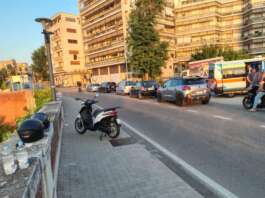 Scontro tra auto e scooter: due feriti, uno finisce in ospedale