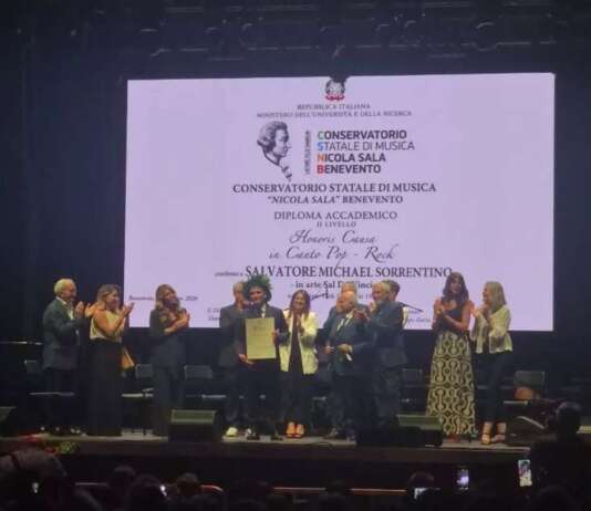 VIDEO/ Sal Da Vinci si ‘laurea’ a Benevento, è il caso di dirlo: carta canta